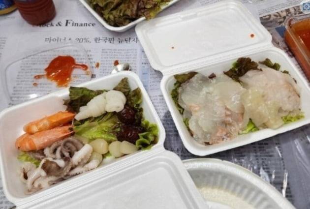 인천 월미도 한 횟집에서 판매한 9만원어치 포장회 (출처 = 온라인 커뮤니티)