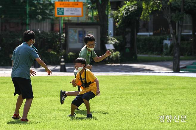 서울 D구에 사는 11살 서진, 우진 쌍둥이 형제가 친구와 함께 학교 운동장에서 뛰어 놀며 즐거워하고 있다. ‘요즘 애들은 스마트폰만 좋아한다’는 편견과 달리 취재 중 만난 어린이들은 스마트폰 하는 것보다 밖에서 노는 편이 더 좋다고 입모아 말했다. 성동훈 기자