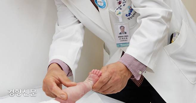 소아정형외과 최인호 교수의 ‘선천성 만곡족’ 진료 장면.&nbsp;중앙대병원 제공
