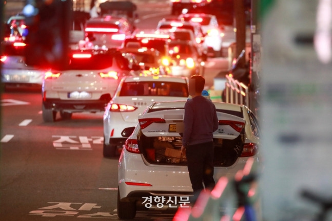 심야시간대 서울의 한 번화가 모습. |이준헌 기자