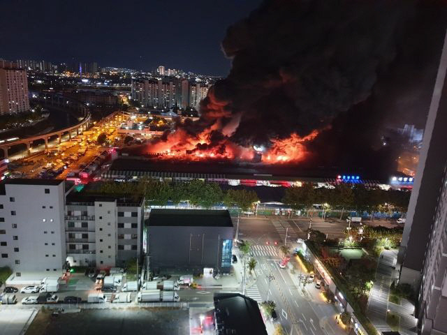 대구 북구 매천동 농수산물 도매시장에서 원인을 알 수 없는 대형 화재가 발생해 소방 당국이 진화에 나서고 있다.[사진 = 대구소방안전본부]