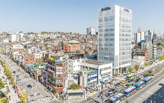 서울 서대문구 북아현뉴타운은 도심과 가깝다는 장점 덕에 서울 뉴타운 가운데 인기 지역으로 꼽히지만, 이곳 역시 최근 부동산 시장 침체 영향을 받고 있다. 사진은 북아현2구역 전경. (윤관식 기자)