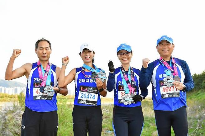 [울산=뉴시스]현대자동차 울산공장 마라톤동호회 소속 부부 마라토너 2쌍이 세계 6대 마라톤대회 풀코스를 모두 완주한 사실이 알려져 화제가 되고 있다. 사진 왼쪽부터 현대차 울산공장 도장1부 황영균 기술주임과 부인 박계선씨, 오길자씨와 남편인 시트생산기술부 정남귀 기술주임. (사진=현대자동차 제공) photo@newsis.com *재판매 및 DB 금지