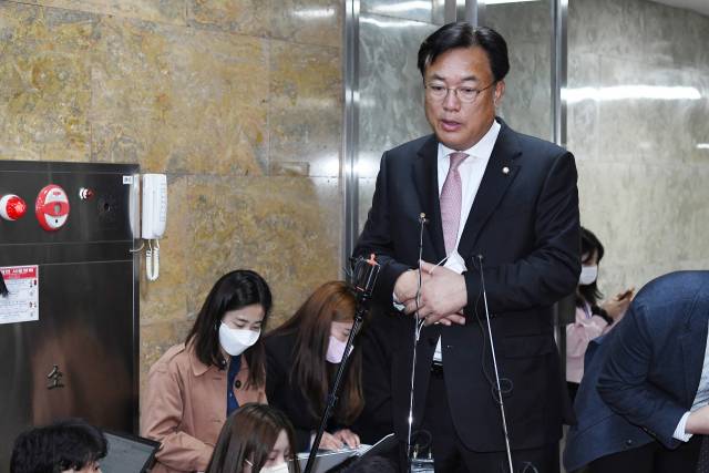 ▲국민의힘 정진석 비상대책위원장이 25일 국회에서 국회부의장 후보자 선출을 위한 의원총회를 마친 뒤 취재진 질문에 답하고 있다. ⓒ연합뉴스