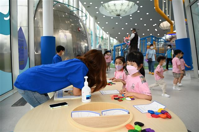 서울시 상수도사업본부가 운영하는 어린이 수돗물 체험·홍보관 ‘아리수 나라’에서 아이들이 내부 시설을 체험하고 있다. 서울시 제공