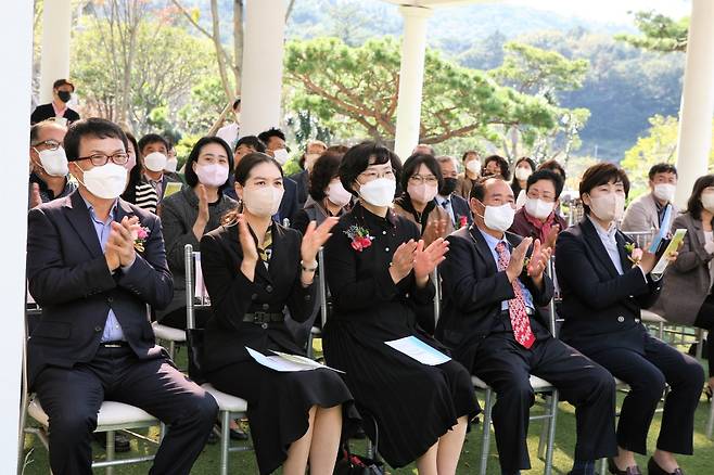 박병선(오른쪽 두번째) 순천세계수석박물관장, 김미영(맨 오른쪽) 순천농협 경제상임이사 등 전남동부지부 코사 회원들이 출범식에서 박수를 치고 있다.