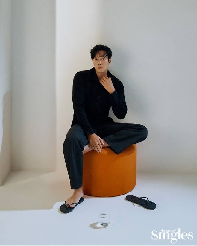 So Ji-sub showed off her model-turned-beauty look.In the November issue of the singles released, So Ji-sub produced a soft and masculine atmosphere by matching black turtlenecks and pants.So Ji-sub is about to release the movie confession.In the crime thriller confession, So Ji-sub is a successful businessman, but he plays Yu Min Ho, who is suspected of a secret murder case and faces the biggest crisis of his life.Acting as a representative of a promising IT company, he had to show a variety of emotions such as desperation, desperation, and sensitivity in a short running time. It was a work that I had never experienced before, he said.When asked about the unpredictability of his next film, So Ji-sub said, When I finished a movie or a drama and chose the next one, I tried hard to avoid a role similar to the previous one. Of course, there was a process of failure, but it also helped me.He expressed his enthusiasm for Top Model, saying that he was attracted to new things and Top Model. He also said that he was most excited when he witnessed his new appearance as an actor and a human being.Confession will be released on October 26.