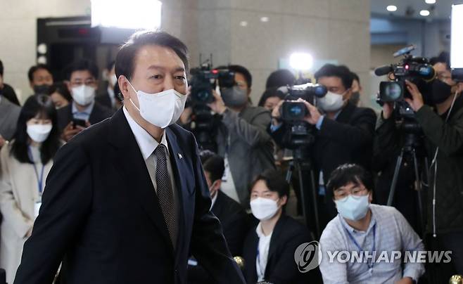 집무실 향하는 윤석열 대통령 (서울=연합뉴스) 서명곤 기자 = 윤석열 대통령이 24일 오전 서울 용산 대통령실 청사로 출근, 시정연설 등과 관련한 취재진의 질문에 답한 뒤 집무실로 향하고 있다. 2022.10.24 [대통령실 통신사진기자단] seephoto@yna.co.kr