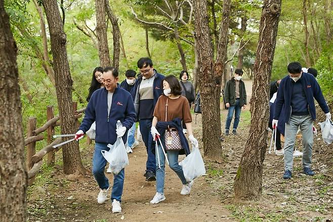 SK어스온 명성 사장(앞줄 왼쪽)과 SK어스온 구성원들이 지난 21일 서울 마포구 상암 월드컵 경기장 인근에서 부산엑스포 유치를 응원하며 플로깅 활동을 하고 있다.
[SK이노베이션 제공. 재판매 및 DB 금지]