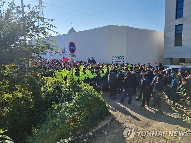 안산 재개발 공사장 집회 현장 (안산=연합뉴스) 지난 20일 경기 안산시의 한 아파트 재개발 공사현장 앞에서 민주노총 소속 조합원들이 집회를 열었다.
    한국노총도 "민주노총 집회로 인해 근무자들의 출근이 방해받고 있다"며 지난 20일부터 현장 인근에 집결하는 등 맞대응에 나선 상황이다.
    사진은 집회가 진행 중인 모습. 2022.10.21 [독자 제공. 재판매 및 DB 금지] sol@yna.co.kr