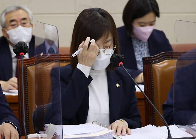 백경란 질병관리청장이 19일 오전 국회 보건복지위원회에서 열린 보건복지부, 질병관리청, 식품의약품안전처에 대한 국정감사에서 의원질의를 듣고 있다. (사진=국회사진기자단/연합뉴스)