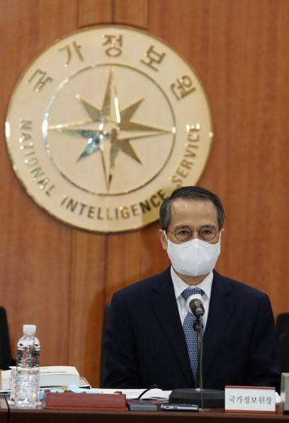 26일 서울 내곡동 국가정보원 청사에서 열린 국회 정보위원회의 국정원에 대한 국정감사에서 김규현 국정원장이 국정감사 시작을 기다리고 있다. (사진=연합뉴스)