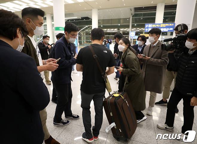 필리핀 세부 막탄공항에서 일어난 대한항공 여객기 활주로 이탈 사고로 현지에 머물던 승객이 25일 대한항공 대체항공을 통해 인천국제공항으로 입국해 공항을 빠져나가고 있다.  2022.10.25./뉴스1 ⓒ News1 김진환 기자