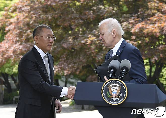 조 바이든 미국 대통령과 정의선 현대차 회장이 지난 5월 22일 오전 그랜드 하얏트 서울 호텔에서 환담에 앞서 악수를 나누고 있다. (현대자동차그룹 제공)2022.5.22/뉴스1