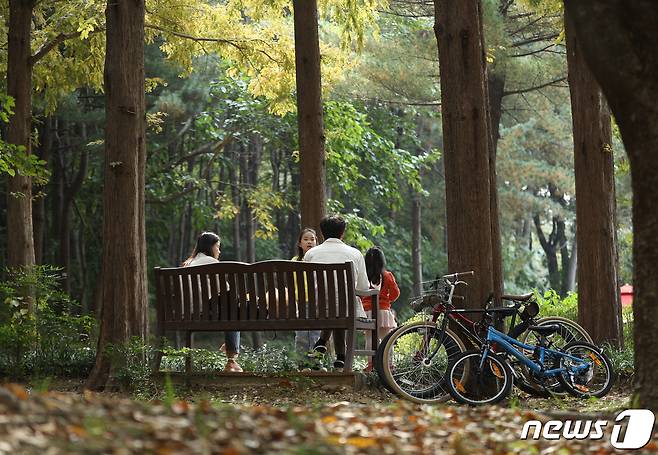 서리가 내리기 시작한다는 절기상 상강(霜降)인 23일 서울 서초구 문화예술공원에서 시민들이 가을을 즐기고 있다. 기상청은 내일 아침 서울 아침 기온이 6도까지 떨어지며 반짝 추위가 찾아올 것으로 예보했다. 2022.10.23/뉴스1 ⓒ News1 신웅수 기자