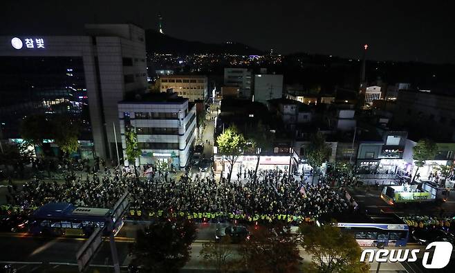 22일 촛불승리전환행동 등 진보단체 주최로 열린 '김건희 특검 윤석열 퇴진 11차 전국집중 촛불대행진' 집회 참석자들이 서울 중구 태평로에서 출발해 삼각지역 방향으로 행진하고 있다.  사진과 기사는 관계 없습니다. 2022.10.22/뉴스1 ⓒ News1 박세연 기자