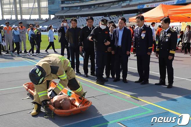 26일 서구 아시아드 주경기장에서 열린 의용소방대 소방기술경연대회에서 대원이 로프매듭 구조기술 경연에 참여하고 있다.(인천소방본부 제공)2022.10.26/뉴스1