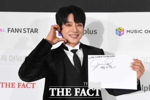 황치열이 8일 오후 서울 송파구 방이동 KSPO DOME(올림픽 체조경기장)에서 열린 '2022 더팩트 뮤직 어워즈'에서 <더팩트>와 인터뷰를 하며 '볼하트' 포즈를 취하고 있다. /이새롬 기자