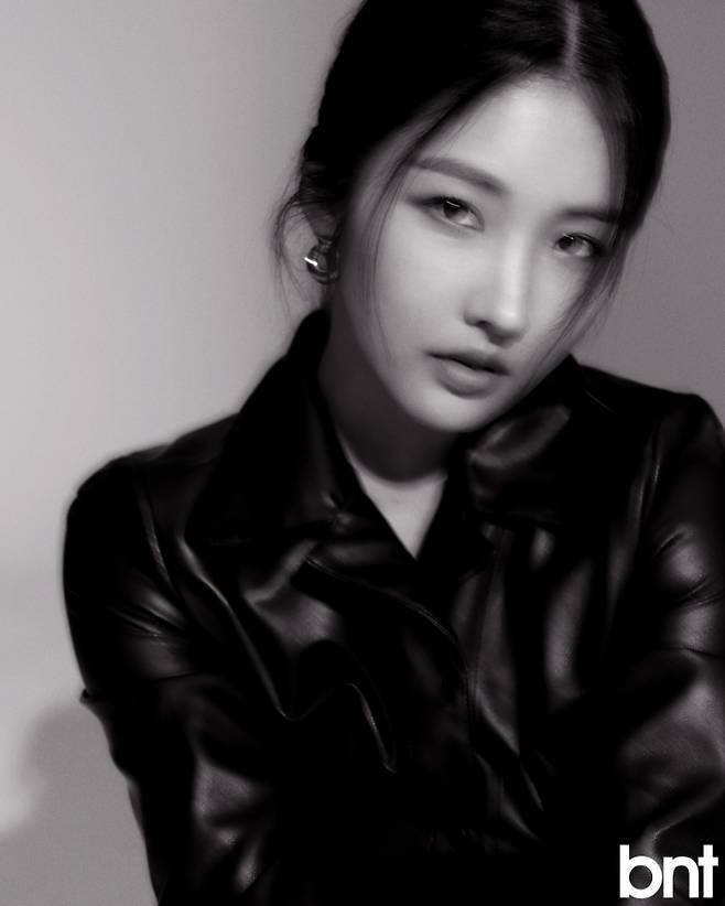 가죽 셔츠는 쿠메, 이어링은 르메르 제품.