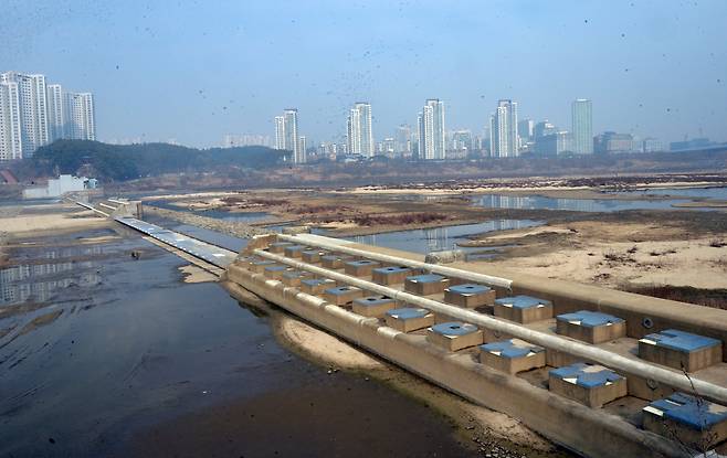 2019년 2월 24일 세종시 금강 세종보의 수문이 열려 있다. 환경부 4대강 조사,평가 기획위원회는 이날 금강과 영산강에 설치된 5대 보의 처리방안을 발표했다./신현종 기자