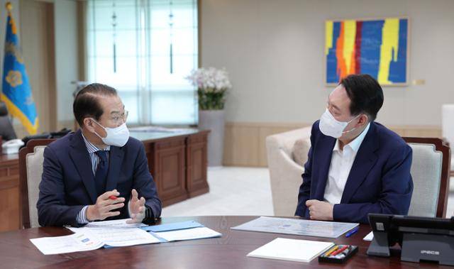 윤석열(오른쪽) 대통령이 지난 7월 22일 용산 대통령실 집무실에서 권영세 통일부 장관으로부터 부처 업무보고를 받고 있다. 당시 통일부는 북한 언론, 출판, 방송 등의 단계적 개방을 검토하겠다고 밝혔다. 대통령실 제공