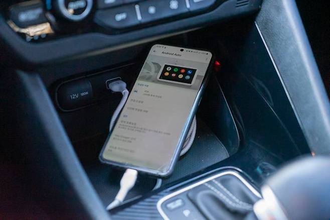 안드로이드 오토는 유선 혹은 무선으로 스마트폰을 자동차와 연결하는 기능입니다. 출처=IT동아