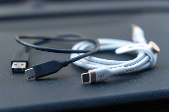 USB-C형 케이블 마다 전송 속도나 충전 속도가 다릅니다. 단자 안쪽에 금속 핀 중 일부가 비어있으면 충전 전용 케이블이고, 고가의 케이블일수록 USB-IF 인증이나 고속 충전 등을 지원합니다. 출처=IT동아