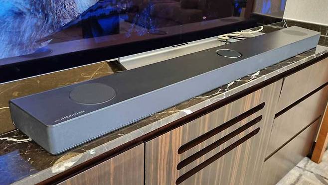 전면 5채널, 상향 3채널의 스피커를 내장한 사운드바 본체 유닛