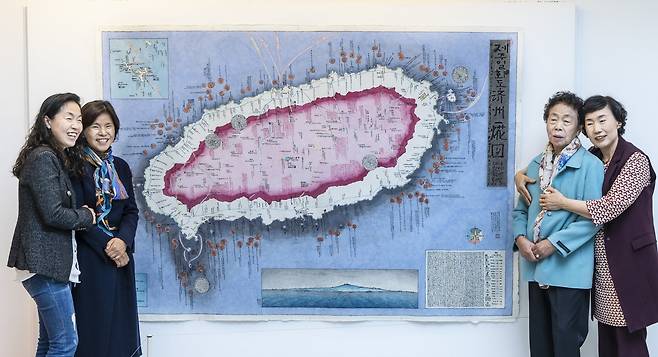 정재철 작가가 그린 제주 쓰레기 지도입니다.동생 정정희 씨는 이를 두고 “이게 제주도 지도지만 사실은 세계 지도예요. 전 세계 쓰레기가 여기에 다 있는 거예요. 낚싯줄이며, 부표며 온갖 쓰레기의 출처까지 다 있어요. 정말 놀라워요"라고 말합니다.