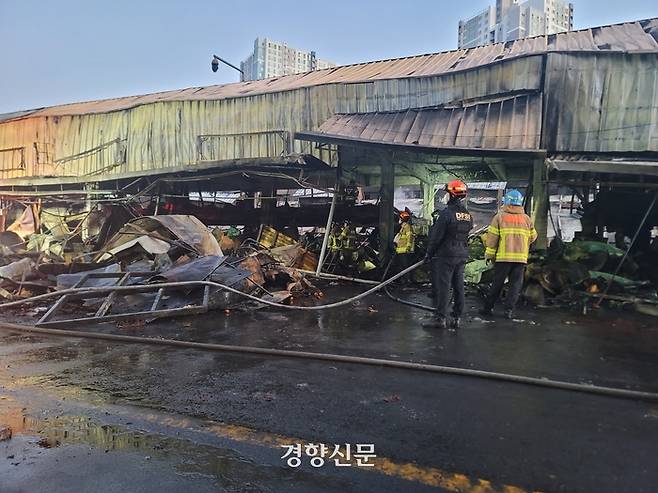 대구 북구 매천동 농수산물도매시장 A동에 26일 오전 6시30분쯤  소방대원들이 잔불을 진압하고 있다. 김현수 기자