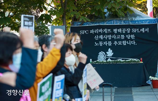 추모 서울 서초구 SPC그룹 본사 앞에서 26일 열린 ‘SPC를 규탄하는 여성단체의 기자회견’ 너머로 SPL 평택공장 사망 노동자를 추모하는 공간이 보이고 있다. 이준헌 기자