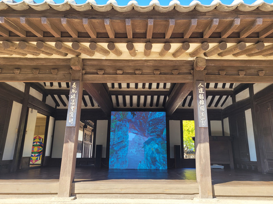 Artist Sammy Lee's media art ″Aviary″ is installed on the maru of Han Gyu-seol's old hanok mansion in the campus of Kookmin University. [MOON SO-YOUNG]