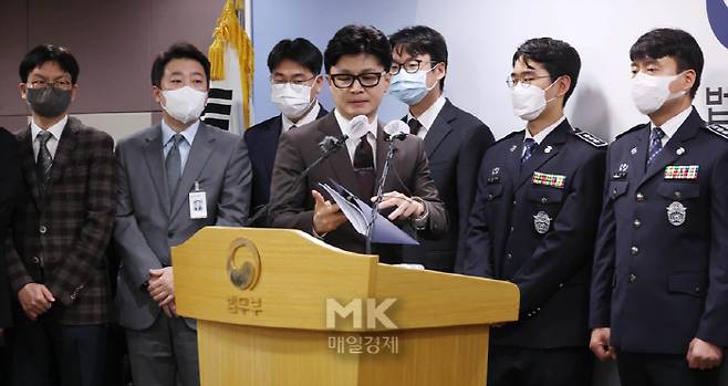 한동훈 법무부 장관이 26일 오후 경기도 정부과천청사 내 법무부 브리핑룸에서 소년범죄 종합대책을 발표하고 있다. 이날 발표된 대책에는 형법·소년법을 개정해 촉법소년 상한 연령을 현행 '만 14세 미만'에서 '만 13세 미만'으로 1살 내리는 내용이 포함됐다. 2022.10.26 [박형기기자]