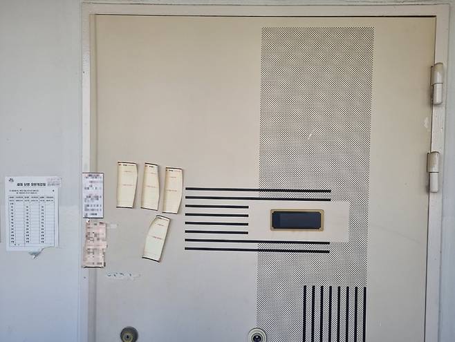 지난 19일 서울의 한 임대아파트에서 홀로 생활하던 북한이탈주민 여성 A(49)씨가 숨진 채 발견됐다. 사진은 A씨 집문. 2022.10.25 *재판매 및 DB 금지