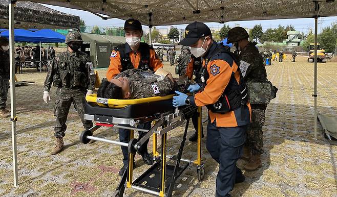 [광주=뉴시스] 육군 제 31보병사단은 26일 광주 광산구 보라매 축구장에서 광주공항 화학탄 공격 상황을 가정한 대량전사상자 처리 훈련을 펼쳤다. (사진=육군 31사단 제공) 2022.10.26. photo@newsis.com *재판매 및 DB 금지