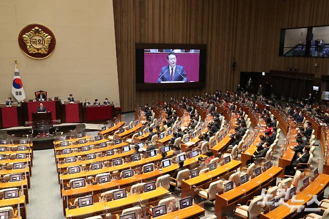 윤석열 대통령이 25일 서울 여의도 국회에서 2023년도 예산안 및 기금운용계획안에 대한 시정연설을 하고 있다. 윤창원 기자