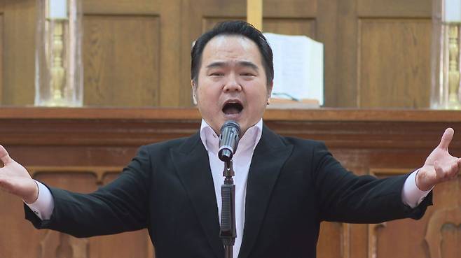 지난 24일 열린 정동월요정오음악회에서 찬양하고 있는 성악가 신동원교수