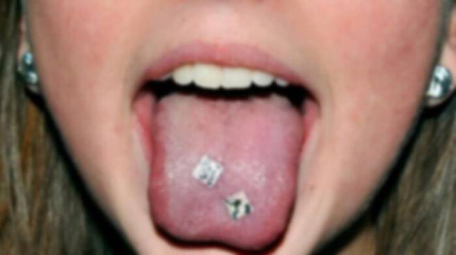 혀에 붙이는 종이 형태의 마약 LSD. 위 사진은 기사 내용과 직접적인 관련은 없습니다. (사진=The hustle 캡쳐)