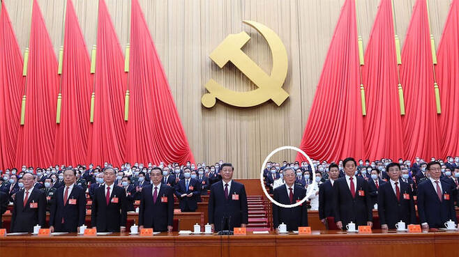 지난 22일 중국 당 대회 폐막식에 참석한 후진타오 전 주석