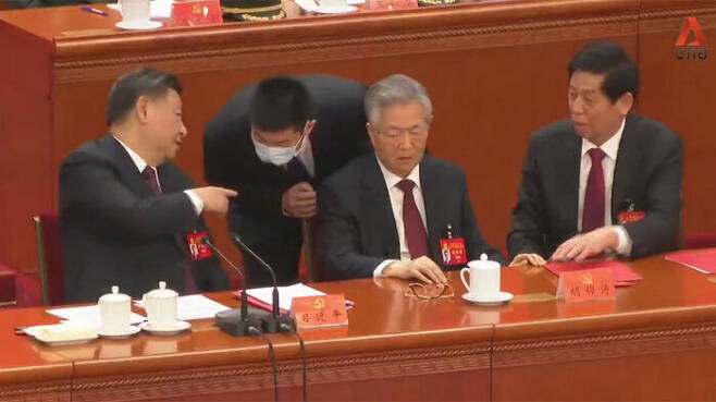 수행원에게 뭔가를 지시하는 시진핑 주석 (출처=트위터·CNA)