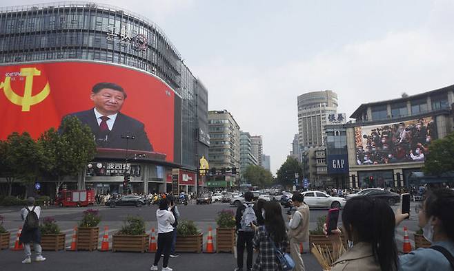 지난 23일 저장성 항저우의 상업지구에 설치된 대형 스크린에 시진핑 국가주석의 이미지가 비치고 있는 모습. AP연합뉴스