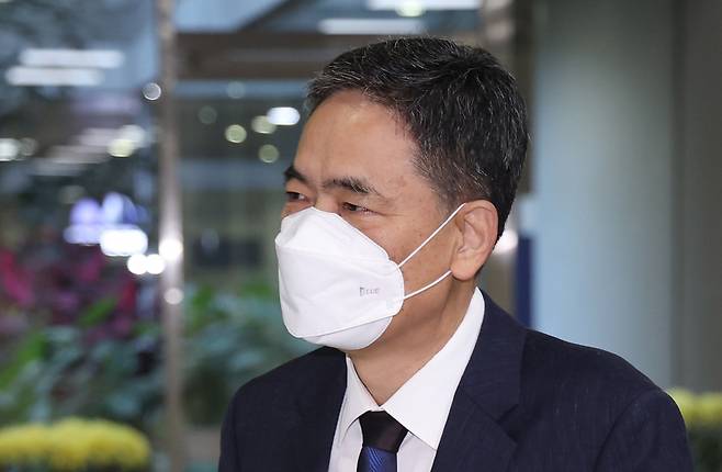 대장동 개발사업에 도움을 주고 뇌물을 수수한 혐의로 기소된 곽상도 전 국민의힘 의원이 26일 서초구 서울중앙지방법원에서 열리는 1심 속행 공판에 출석하기 위해 법정으로 향하고 있다. ⓒ연합뉴스