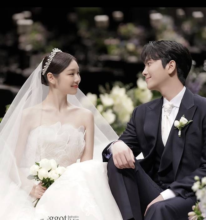 Queen of Figure Kim Yuna and Fore Stellar member Ko Woo-rim married and married, while Ko Woo-rims father, Ko Kyung-soo Pastors The barn is a hot topic.Kim Yuna and Ko Woo-rim made a marriage ceremony at the Shilla Hotel in Seoul on the 22nd and signed a memorandum for a hundred years.Ko Woo-rims father, Ko Kyung-soo, Daegu Peace Church Pastor, left The barn at the marriage ceremony on the day when there was The barn of the two families.Kim Yuna is a Daughter-in-law, a frank and delightful heart, and sincere advice and support to the couple are being talked about after the marriage ceremony, and the wave of impression continues.Pastor first thanked the relatives and guests of both families who attended the marriage ceremony, the host Shin Dong-yup, and Fore Stellar, who was in charge of the celebration, and said, I am deeply grateful to my father-in-law for allowing my daughter to be a young and scarce son.Pastor said, Two people who married today made a marriage announcement three months ago, and since then my name has been called Father in Father. It was hard to cope.I think it will be difficult in the future.  It is an unbelievable pleasure and gratitude to welcome GLOW as a daughter-in-law who is loved by the world beyond all boundaries of the East and the West, but it is also true that welcoming the Queen to Daughter-in-law is a concern for her sons parents. Pastor said, But I am not worried because the experiences of the two people have been so beautiful.As a child, I experienced what it is to be poor, I felt the pain and frustration of failure, I experienced the wisdom to overcome myself, I achieved my goals and enjoyed the joy of victory, but I had already experienced what the mindset of the victor should be.I know that their lives are not made up of their own will and effort, but with the help and cooperation of many people, so if two people form a family and bring their experiences together, I believe it will be Summertime. As our outsider said to the two people at the meeting, the relationship between the two is made by heaven, so I only hope to live more modestly and more kindly.He is the author of Federalist No.10 Kim Yuna Syndrome from the point of view of demarcation humanities referring to the mention of French actor Jean Louis Baro, Actors and athletes have some experience Gong Yoo, but initially they are tense in front of the audience, Lee Yong can be used to complete his art rather than the power of the audience.Kim Yuna said that at the Vancouver Olympics, I read that the family that two people will make in the future may also be nervous at first because of the many people watching this family, but I hope that it will be a complete family that will be loved by more people and give greater hope and courage to their neighbors when they make a happier home with their neighbors. Pastor said, I have a strong request from the bride and groom to shorten the barn in consideration of the guests, so I will tell them what I want to ask them to do as I live, again thanking the guests for their encouragement and support.Finally, Pastor said, I just want to say something to both of you.Our proud son, Urim, and our daughter-in-law Stellar, who is the most beautiful in the world, thank you for being born and living in the light of this world as your name implies.The barn is over! The barn, which is full of joy and affection.The following is Ko Woo-rims father Ko Kyung-soo Pastors The barn specialty.Hello, Im Ko Woo-rims father, Ko Kyung-soo, who was just introduced by the host.First of all, despite having to spend a good time with my family on the weekend, I would like to express my sincere gratitude to my relatives, friends, guests, and Shin Dong-yup, who has been in charge of the society today, and our Fore Stellar brothers who have prepared the celebration, on behalf of both married couples and married couples.I am deeply grateful to all of you who have given your daughter to my son who is still young and lacking.Today, two people who married made a marriage announcement three months ago, and since then, my name has been called Father from Father to Father. It was hard to cope.It is an unbelievable joy and gratitude to welcome GLOW as a daughter-in-law, who is loved by the world beyond all boundaries of the East and the West, but it is also true that welcoming the Queen as a daughter-in-law is a concern for her sons parents.But I do not worry too much because the experiences of the life that the two people have walked in have been so beautiful.I experienced what it is to be poor as a child, I experienced the pain and frustration of failure, I experienced the wisdom to overcome myself, I achieved the goal and enjoyed the joy of victory, but I have already experienced what the mindset of the victor must be.I know that their lives are not made up of their own will and effort, but with the help and cooperation of many people, so if two people form a family and bring their experiences together, it will be a better, prettier and more lovely Summertime I believe.As our outside son-in-law said to the two at the meeting, the relationship between the two is made by heaven, so we only hope to live more modestly and more kindly.My friend sent me a Federalist No. 10 from my friends sister, Professor Ryo Young Lee, who is a Federalist No. 10 on Daughter-in-law.It would be very rare to read 10 and prepare the barn. The title of Federalist No. 10 is Kim Yuna Syndrome from the point of view of the humanities.In 10, a French actor named Jean-Louis Barrault said this.Actors and athletes Gong Yoo have a few experiences, but initially they are tense in front of the audience, but as they build their careers, they will be able to Lee Yong to complete their art rather than the power of the audience.Kim Yuna did it at the Vancouver Olympics.As I read this article, I will be nervous about the family that two people will make in the future, but at first I will be nervous about many people watching this family, but when I make a happier family with my neighbors through my neighbors, I hope it will be a complete family that gives hope and courage to my neighbors.I have a strong request from the bride and groom to take care of the guests and shorten the barn.Once again, I would like to thank all of you for attending this wedding ceremony, and I hope that you will continue to pray, encourage and support the two people and their families.Although we do not have the example, we give all the glory to our Holy Trinity God who will bless us forever for the marriage and new home of two people.I would like to say a word to both of you. Our proud son, Urim, and our daughter-in-law Stellar, who is the most beautiful in the world. Thank you for being born and living in the light of this world.And I love you. The barn end.