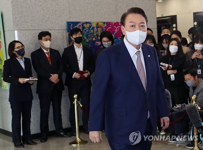 집무실 향하는 윤석열 대통령 (서울=연합뉴스) 서명곤 기자 = 윤석열 대통령이 26일 오전 서울 용산 대통령실 청사로 출근, 취재진의 질문에 답한 뒤 집무실로 향하고 있다.  2022.10.26 seephoto@yna.co.kr