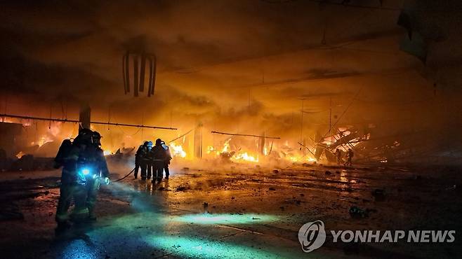 대구 농수산물 도매시장 불…진화 중 (대구=연합뉴스) 25일 오후 8시 27분께 대구 북구 매천동 농수산물 도매시장에서 원인을 알 수 없는 대형 화재가 발생해 소방 당국이 진화에 나서고 있다. 2022.10.25 [대구소방안전본부 제공. 재판매 및 DB 금지]