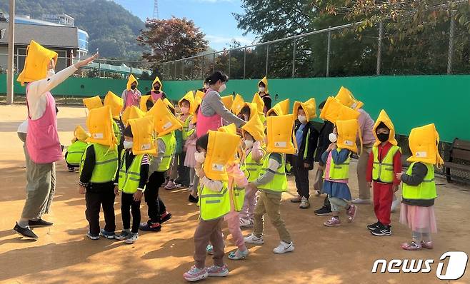 최근 전남도청 비둘기 어린이집에서 아이들을 상대로 강진 대비 교육 및 훈련이 진행되고 있다.(전남도 제공) 2022.10.27/뉴스1 ⓒ News1