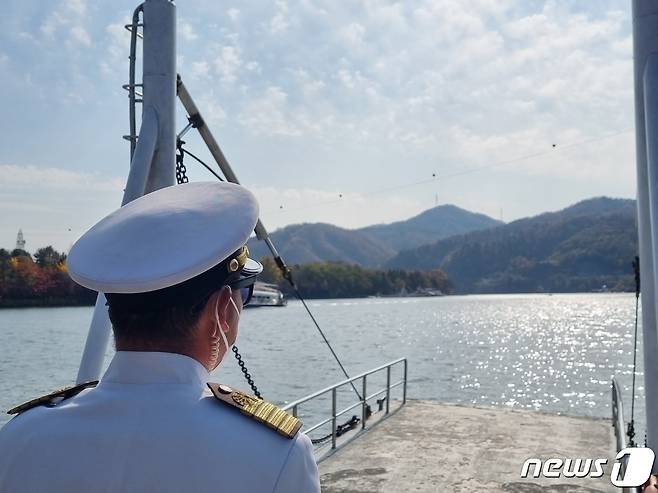 27일 오후 가평군 천년뱃길 시범운항 여객선에서 선박 승무원이 북한강을 바라보고 있다. 2022.10.27./ⓒ 뉴스1 양희문 기자