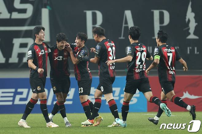 FC서울 기성용이 27일 서울 마포구 상암동 서울월드컵경기장에서 열린 2022하나원큐 FA컵 결승 1차전 전북현대와의 경기에서 선취골을 성공시킨뒤 동료들과 기쁨을 나누고 있다. 2022.10.27/뉴스1 ⓒ News1 이광호 기자
