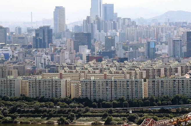 부동산 전문가들은 부동산 경기가 더 침체되면 정부가 서울 강남 재건축 아파트 단지의 토지거래 허가제도 풀 가능성이 있다고 보고 있다. 사진은 토지거래 허가 대상인 서울 압구정동 아파트 단지./뉴스1