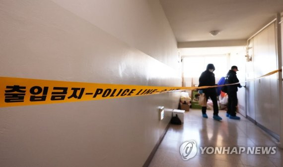 광명 아파트서 세 모자 숨진 채 발견 (광명=연합뉴스) 홍기원 기자 = 26일 오전 어머니와 10대 자녀 등 3명이 숨진 채 발견된 경기도 광명시의 한 아파트에서 경찰 과학수사대가 나오고 있다. 26일 경기 광명경찰서 등에 따르면 전날 오후 11시 30분께 광명시 소하동 아파트에서 40대 남성 A씨가 "외출 후 집에 돌아오니 아이가 죽어있다"며 119에 신고했다. 경찰이 현장에 도착했을 당시 A씨 자택 거실에는 A씨의 40대 아내 B씨와 그의 자녀인 중학생 C군, 초등학생 D군 등 3명이 숨져있었다. 2022.10.26 xanadu@yna.co.kr (끝) /사진=연합뉴스